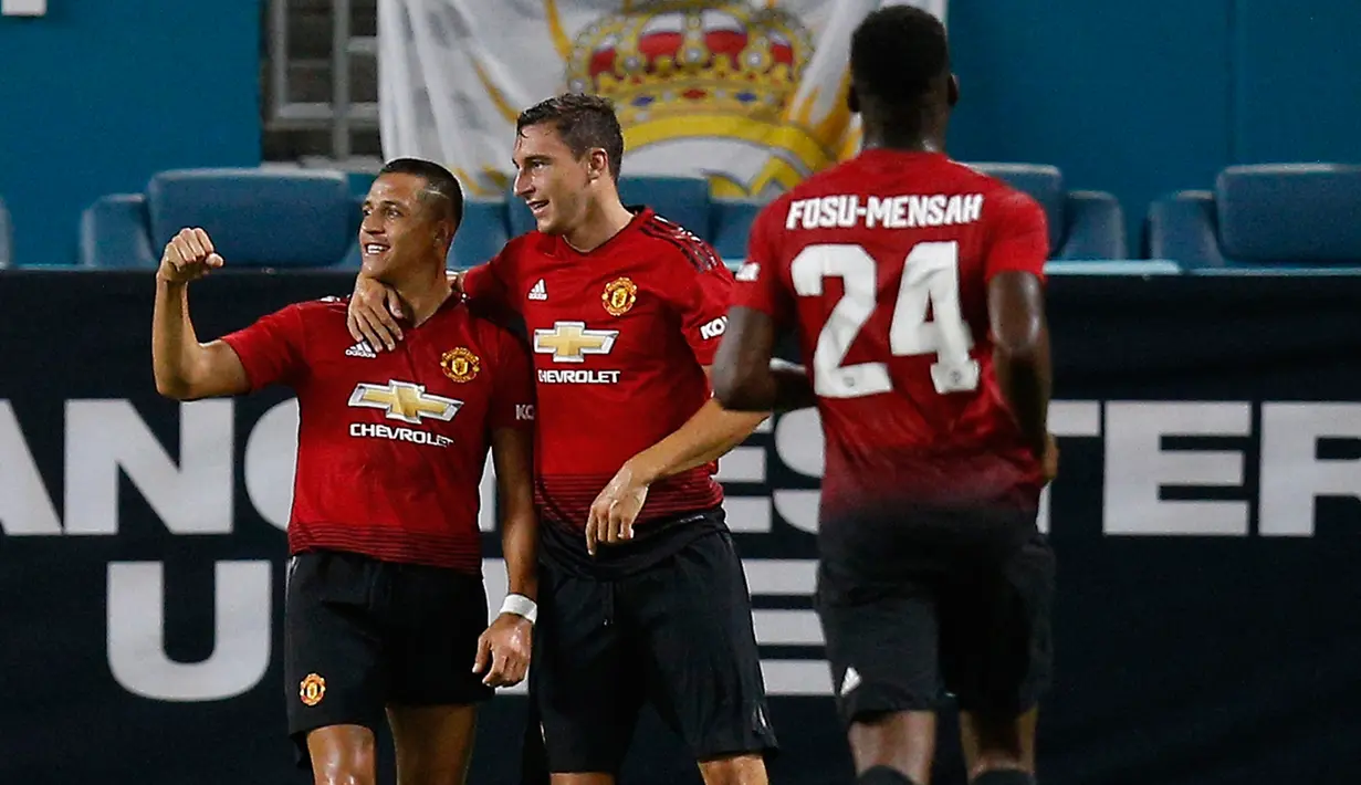 Penyerang Manchester United Alexis Sanchez berselebrasi bersama rekan-rekannya usai mencetak gol ke gawang Real Madrid pada pertandingan ICC 2018 di Miami Gardens, Fla (31/7). MU menang tipis 2-1 atas Madrid. (AP Photo/Brynn Anderson)