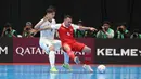 Pemain Timnas Futsal Indonesia, Samuel Eko berebut bola dengan Zhumadilov Baatyrkhan (Kirgistan) pada laga kedua Grup A Piala Asia Futsal 2026, Kamis (29/1/2026) malam WIB. (Bola.com/M Iqbal Ichsan)