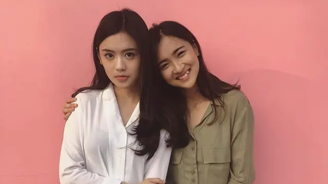 5 Potret Aktris Cantik Debby Shinta dan Kakaknya yang Bak Saudara Kembar