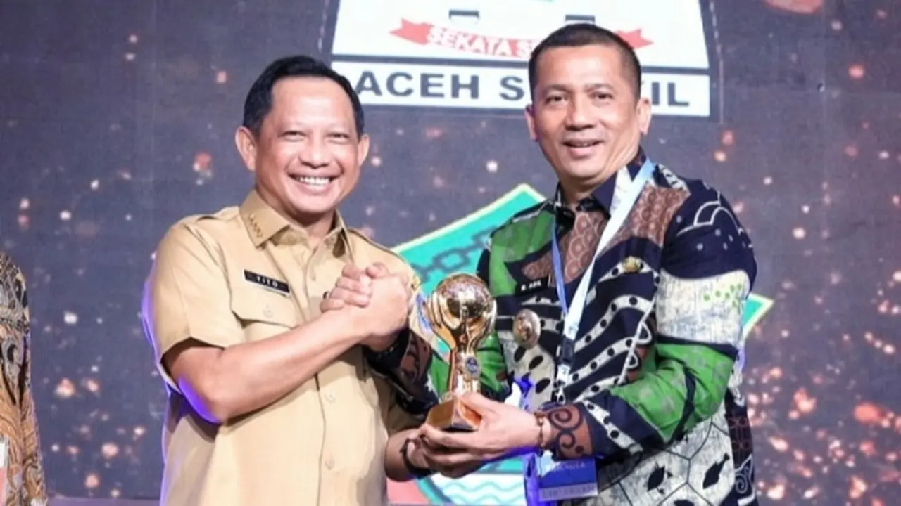 Bupati Kabupaten Kepulauan Meranti Muhammad Adil bersama Menteri Dalam Negeri.