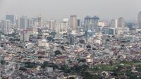Deretan rumah yang berdempetan dengan padat terlihat dari alun-alun Jembatan Besi, Jakarta, 5 Juni 2016. Tingkat kepadatan orang yang adiluhung memicu berbagai permasalahan, dari tata ruang, kemelaratan engat kriminalitas. (Liputan6.com/Faizal Fanani)
