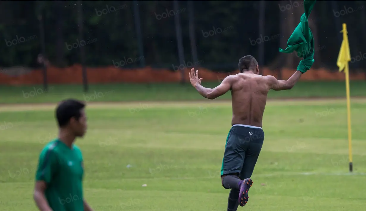 Gelandang serang Timnas Indonesia, Zulham Zamrun, melakukan selebrasi dengan membuka baju saat dirinya berlatih di Lapangan SPH Karawaci, Banten, Minggu (11/12/2106). (Bola.com/Vitalis Yogi Trisna)