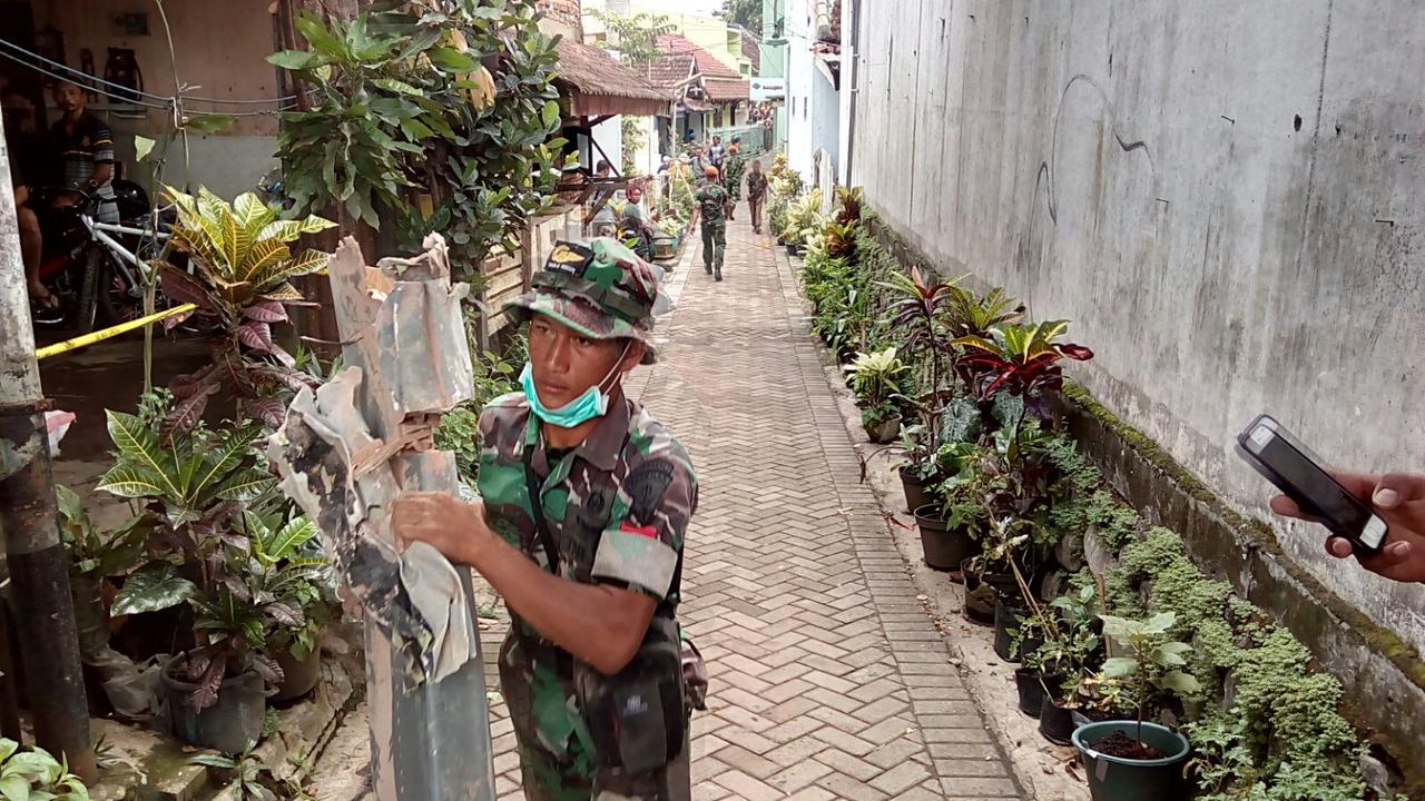 20160210-pesawat jatuh-malang-badan pesawat