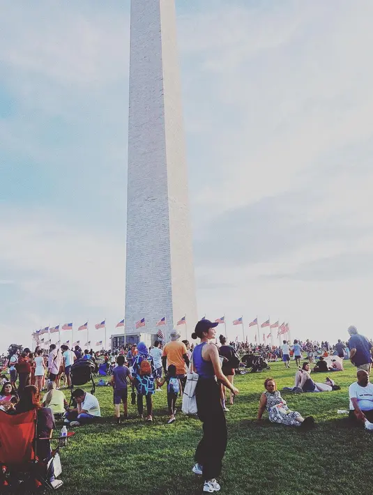 Secara otomatis pula, dia bergaul dengan Ibu-Ibu Dharma Wanita KBRI Washington yang ada di sana.