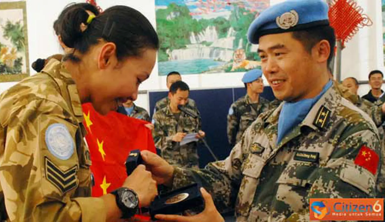 Citizen6, Lebanon: Piala dan medali diserahkan langsung oleh Komandan Chinbatt, Kolonel Tang Shang Ping mewakili Unifil Force Commander  Mayor Jenderal Alberto Asarta Cuevaz.(Pengirim: Badarudin Bakri Badar)