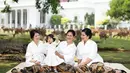 Potret srikandi di hidup Presiden Jokowi. Di foto ini, Ibu Negara Iriana, Kahiyang, dan Selvi Ananda tampil kompak mengenakan atasan berwarna putih, dipadu kain batik yang seragam. [Foto: Instagram/doleytobing]