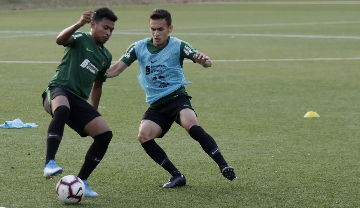 Pemain Timnas Indonesia U-23, Egy Maulana, berebut bola dengan Rifad Marasabessy saat latihan jelang SEA Games 2019 di Lapangan ABC, Senayan, Kamis (3/10). Latihan kali ini Timnas fokus dalam memperbaiki taktik dalam bertahan. (Bola.com/M Iqbal Ichsan)
