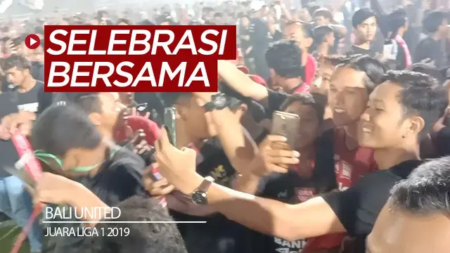 Berita video momen selebrasi juara Shopee Liga 1 2019 yang dilakukan suporter bersama beberapa pemain Bali United.