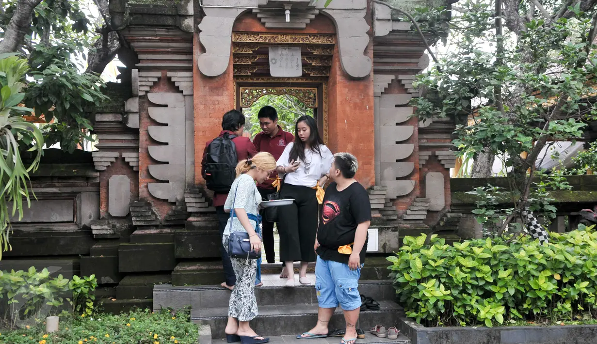 Umat Hindu bersiap meninggalkan Pura Aditya Jaya usai sembahyang Rawamangun, Jakarta, Sabtu (25/3). (Liputan6.com/Yoppy Renato)