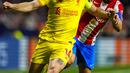 Pemain Liverpool Jordan Henderson (kiri) berduel memperebutkan bola dengan pemain Atletico Madrid Koke pada pertandingan sepak bola Grup B Liga Champions di Stadion Wanda Metropolitano, Madrid, Spanyol, Selasa (19/10/2021). Liverpool menang 3-2. (AP Photo/Manu Fernandez)