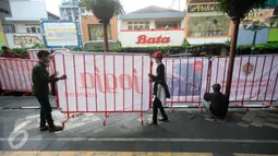 Sejumlah pekerja memasang pagar pembatas di kawasan pedestrian Malioboro, Senin (4/4). Terhitung sejak 4 April, kawasan Malioboro bebas dari parkir yang direlokasi ke Taman Parkir Abu Bakar Ali. (Liputan6.com/Boy Harjanto)