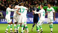 Para pemain VfL Wolfsburg merayakan gol ke gawang Real Madrid pada leg pertama perempat final Liga Champions di Volkswagen Arena, Wolfsburg, Rabu (6/4/2016). (AFP/John MacDougall)