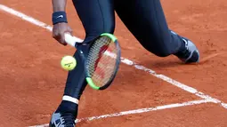 Serena Williams memukul bola saat melawan Krystina Pliskova pada turnamen Perancis Terbuka di stadion Roland Garros di Paris, Prancis (29/5). Serena menjalani laga pertamanya usai melahirkan seorang putri pada September 2017 silam. (AP / Michel Euler)