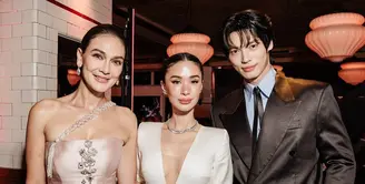 Luna Maya tampil memukau dalam acara glamor yang diadakan di Marina Bay Sands, bertepatan dengan perayaan transformasi baru tempat ikonik tersebut. [@lunamaya].