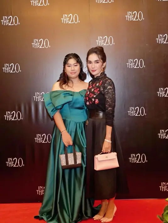 <p>Pertama, di acara prom night jelang wisuda putri sulungnya Nur Amalia Putri, Ussy tampil cantik dan awet muda mengenakan atasan brokat hitam dipadu midi skirt dan leather belt Dior.</p>