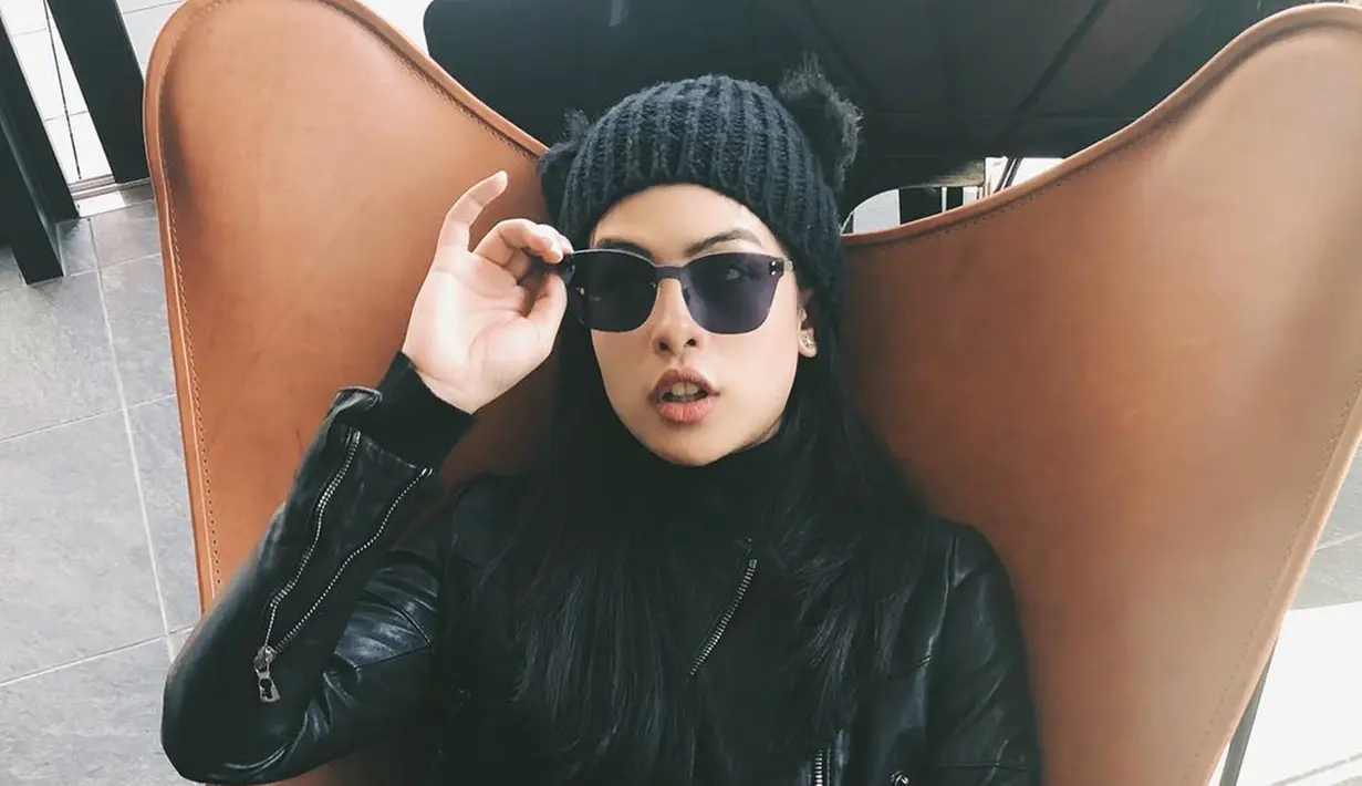 Pemilik nama lengkap Ayunda Faza Maudya memang selalu tampil kece di berbagai kesempatan. Termasuk saat ia tampil memesona dengan pakai outfit serba hitam. Kacamata hitam yang dikenakannya juga bikin Maudy kian keren. (Liputan6.com/IG/@maudyayunda)