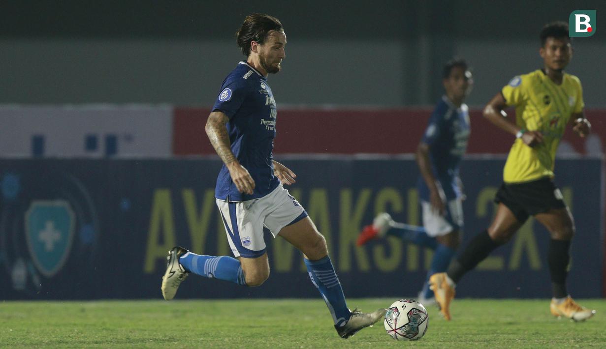 Persib akhirnya berhasil memecah kebuntuan pada menit ke-86 dan unggul 1-0. Adalah gelandang Marc Klok yang tampil sebagai eksekutor tendangan bebas dan bola mulus masuk gawang yang gagal dibendung oleh Riyandi. (Foto: Bola.com/M Iqbal Ichsan)