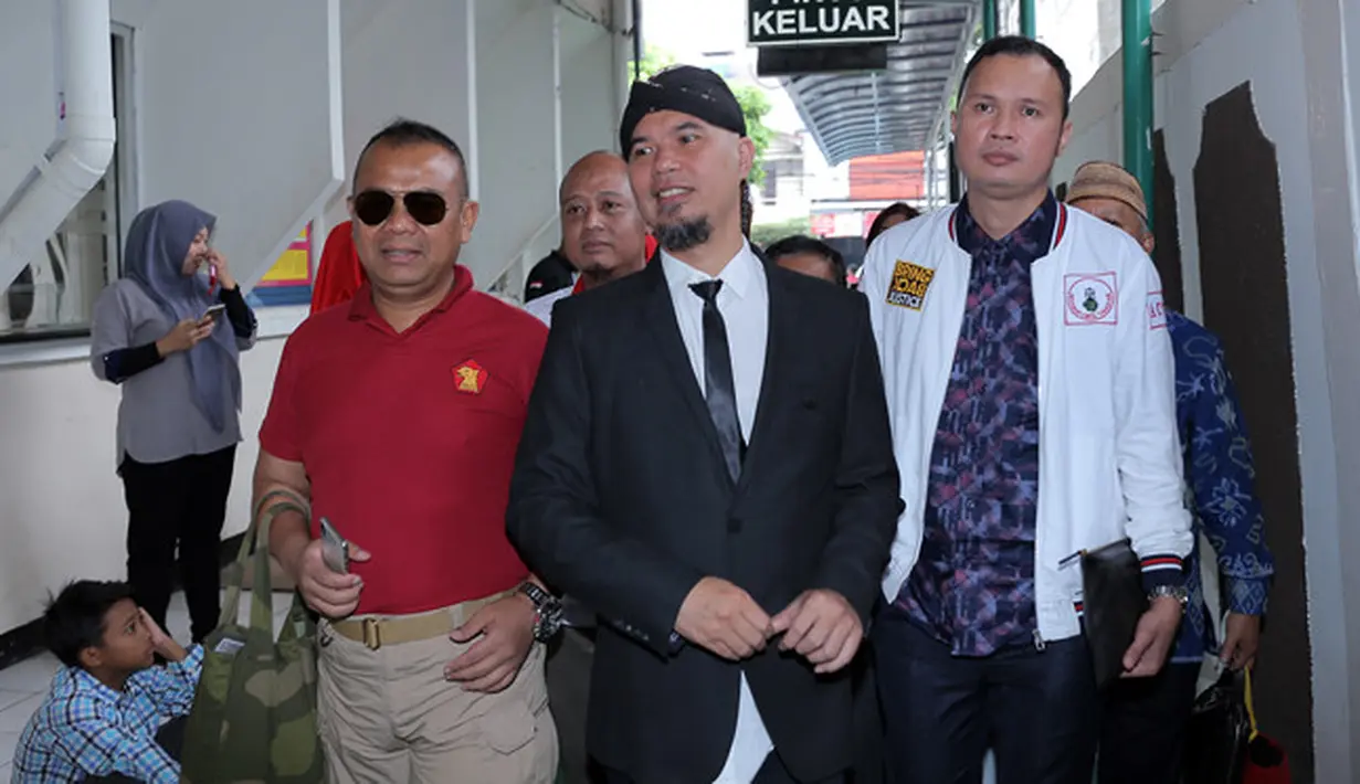 Untuk kedua kalinya musisi Ahmad Dhani menghadiri sidang penistaan agama. Pada sidang kali ini, Senin (23/4) Dhani tampil lebih rapi dan menurutnya lebih keren dari biasanya. (Deki Prayoga/Bintang.com)