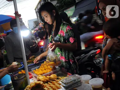Warga membeli takjil untuk berbuka puasa di Kelurahan Cipinang Muara, Jakarta, Rabu (29/3/2023). (merdeka.com/Imam Buhori)