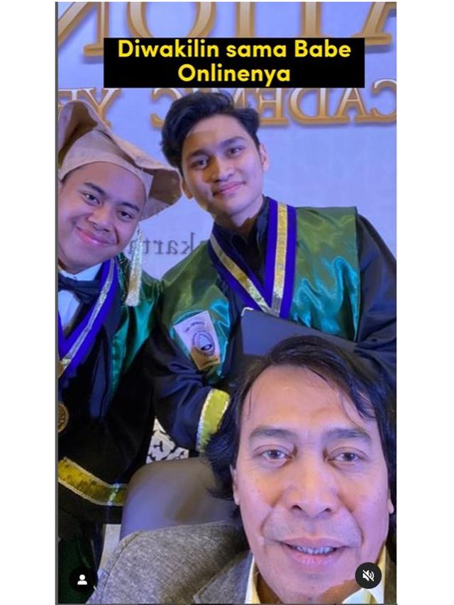 6 Potret Komeng Dampingi Anak dan Putra Sulung Arie Untung Wisuda Kelulusan SMA