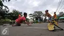 Tempat bermain untuk anak-anak yang tidak berbayar masih sangat kurang di DKI Jakarta. Sehingga anak-anak dari kalangan ekonomi yang kurang mampu terpaksa memanfaatkan tempat yang bukan semestinya, Jakarta, Jumat (22/7). (Liputan6.com/Yoppy Renato)