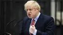 PM Inggris, Boris Johnson memberikan pernyataan pada hari pertamanya kembali bekerja setelah pulih dari virus Corona di Downing Street, London, Senin (27/4/2020). Ini menjadi kemunculan pertama PM Johnson di depan publik setelah hampir sebulan terinfeksi COVID-19.  (DANIEL LEAL-OLIVAS/AFP)