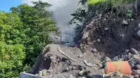 Kondiri jalan akses menuju Desa Batubulan, Kecamatan Siau Barat Utara (Sibarut) yang terisolasi akibat erupsi Gunung Karangetang pada 1 Februari 2019 silam. (Liputan6.com/ Yoseph Ikanubun)