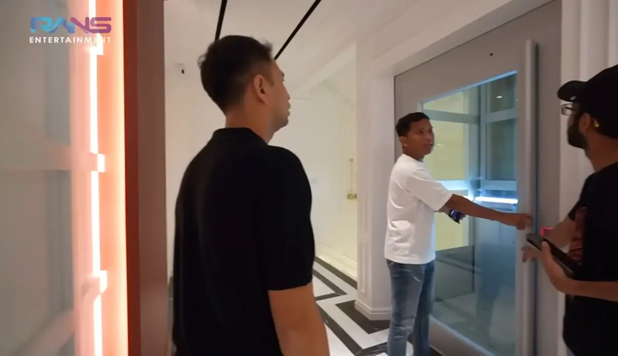 Setelah keluar dari lift, Raffi Ahmad memutuskan untuk turun menggunakan tangga darurat. Ia juga tak mau lagi iseng mencoba lift tersebut. [Youtube/Rans Entertainment]