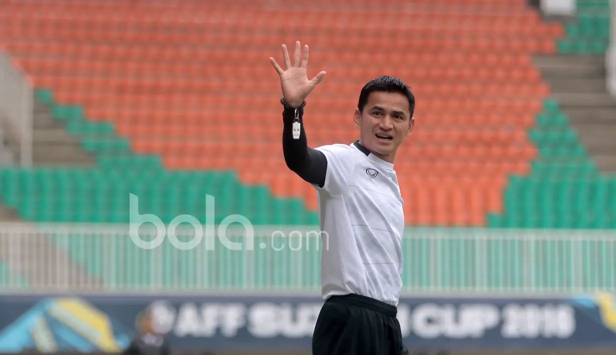Pelatih Thailand, Kiatisuk Senamuang memimpin anak asuhnya menjalani uji coba lapangan jelang leg pertama Final Piala AFF 2016  di Stadion Pakansari, Bogor (13/12/2016).  (Bola.com/Nicklas Hanoatubun)