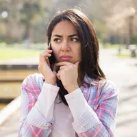 ilustrasi perempuan telepon/photo created by katemangostar - www.freepik.com