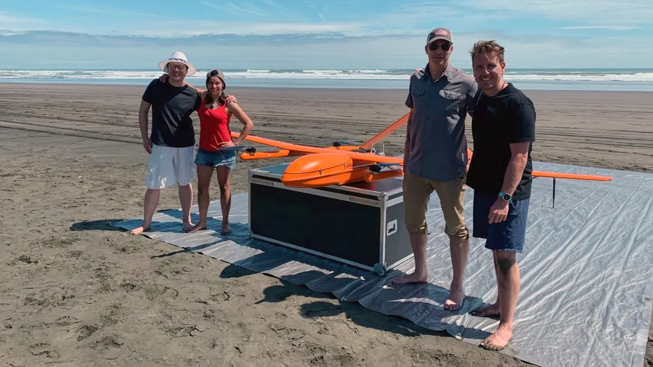 Dari kiri, Willy Wang, salah satu pendiri MAUI63, Hayley Nessia, pilot, Pete Carscallen, pilot dan Tane van der Boon, salah satu pendiri MAUI63, berpose setelah penerbangan survei. Kredit foto: MAUI63.