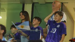 Tak sendiri, Antonella juga ditemani oleh anak-anak dan keluarga besarnya untuk mendukung sang suami, Lionel Messi. (AP/Odd Andersen)