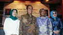 Mantan Menristek Gusti Muhammad Hatta dan Menristek Mohamad Nasir saat berfoto bersama usai acara serah terima jabatan di Auditorium BPPT, Jakarta, Selasa (28/10/2014). (Liputan6.com/Faizal Fanani)