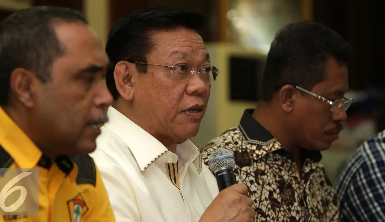 Agung Laksono menyatakan saat ini Golkar tidak memiliki legitimasi dalam mengeluarkan kebijakan politik akibat kosongnya kepengurusan partai pasca dicabutnya Surat Kepengurusan Golkar Ancol, Jakarta, Kamis (31/12). (Liputan6.com/Yoppy Renato)