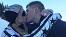 Aktris Paris Hilton mencium Chris Zylka yang telah melamarnya di Pegunungan Aspen, Colorado, Amerika Serikat. Chris Zylka yang merupakan bintang drama HBO The Leftovers. (Instagram/@parishilton)