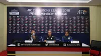 Pelatih Tampines Rovers, Jurgen Raab (tengah) saat memberi keterangan pers (Liputan6.com/Dewi Divianta)