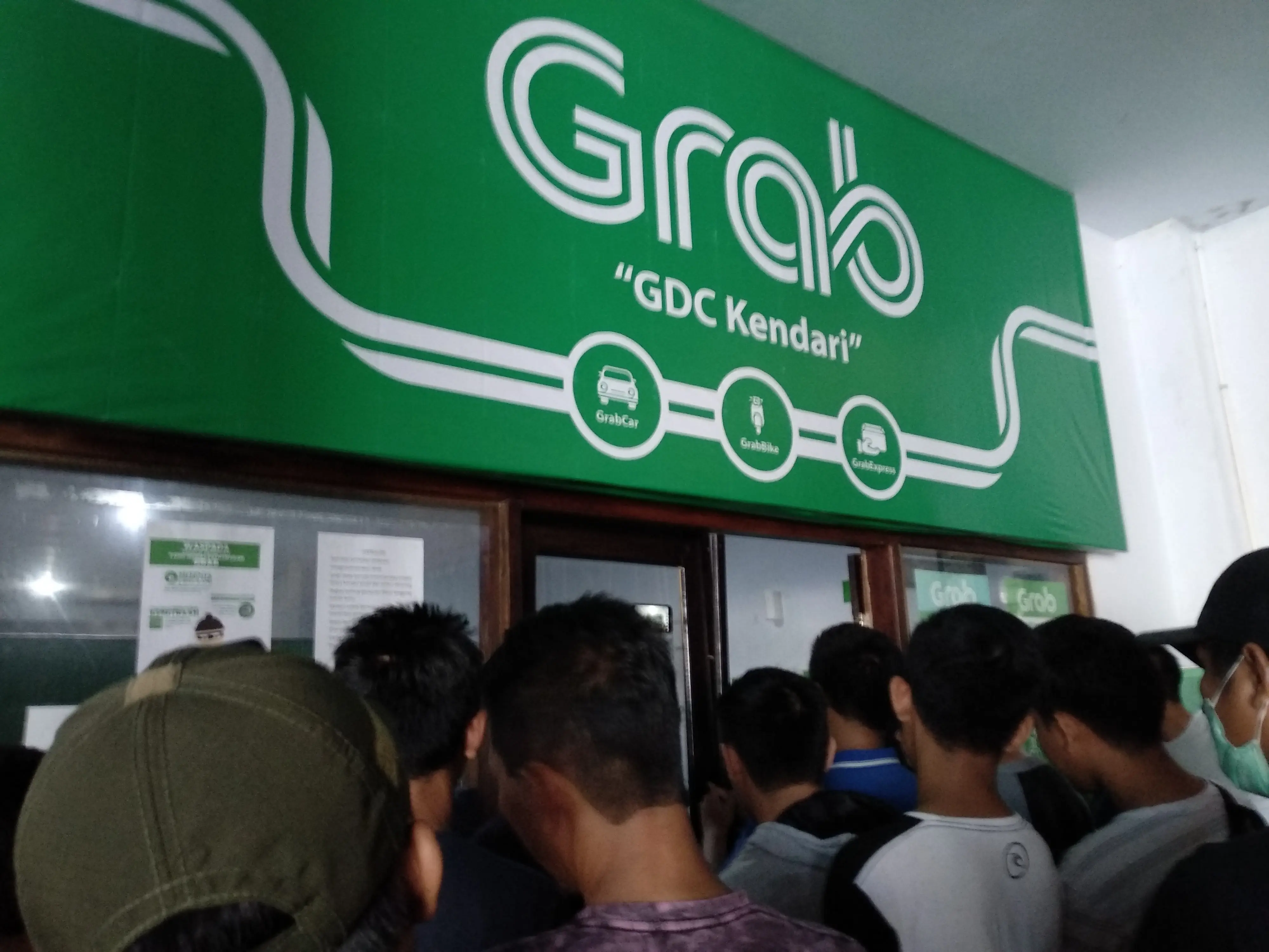 Aksi protes driver grab di Kantor Grab Kendari, Kamis (24/5/2018) menuntut perubahan jumlah bonus.