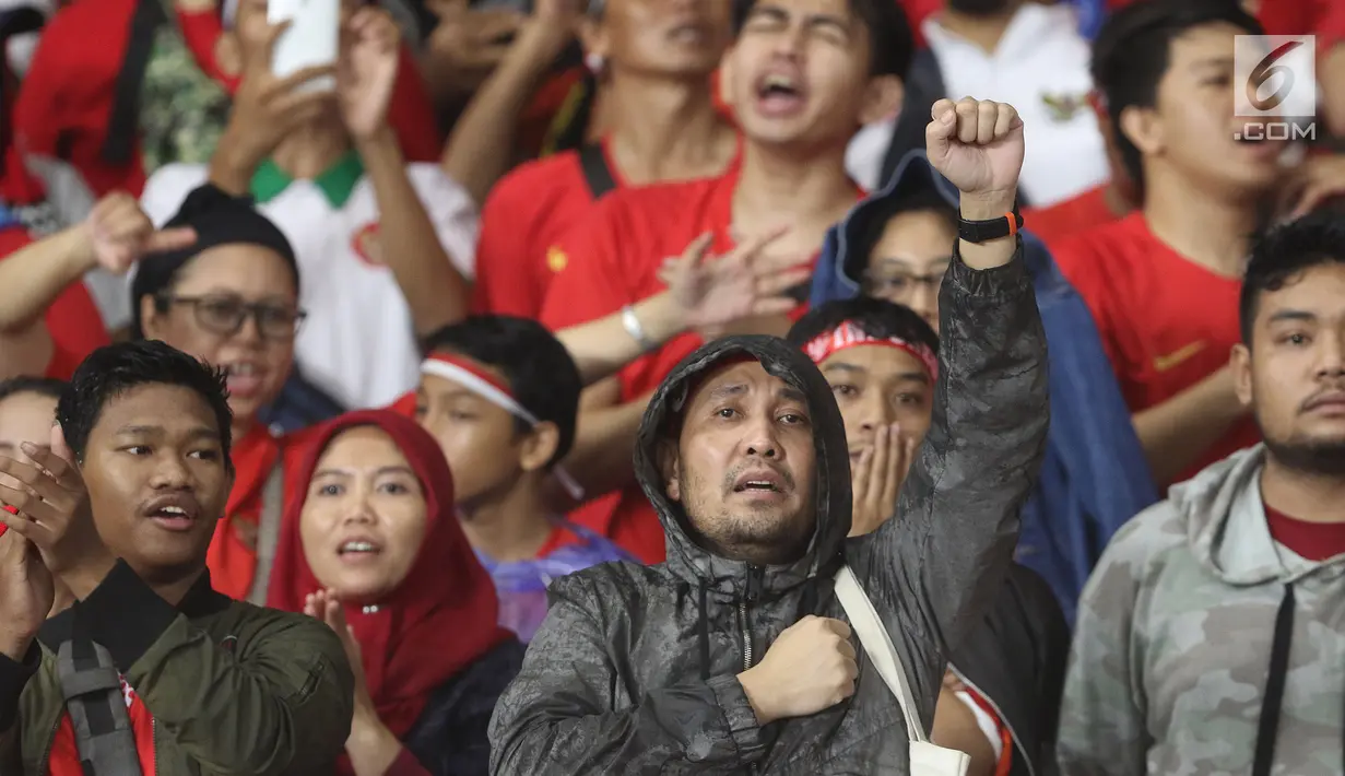 Ekspresi kesedihan suporter saat menyaksikan laga Timnas Indonesia U-19 melawan Jepang U-19 pada perempat final Piala AFC U-19 2018 di Stadion GBK, Jakarta, Minggu (28/10). Indonesia kalah 0-2. (Liputan6.com/Helmi Fithriansyah)
