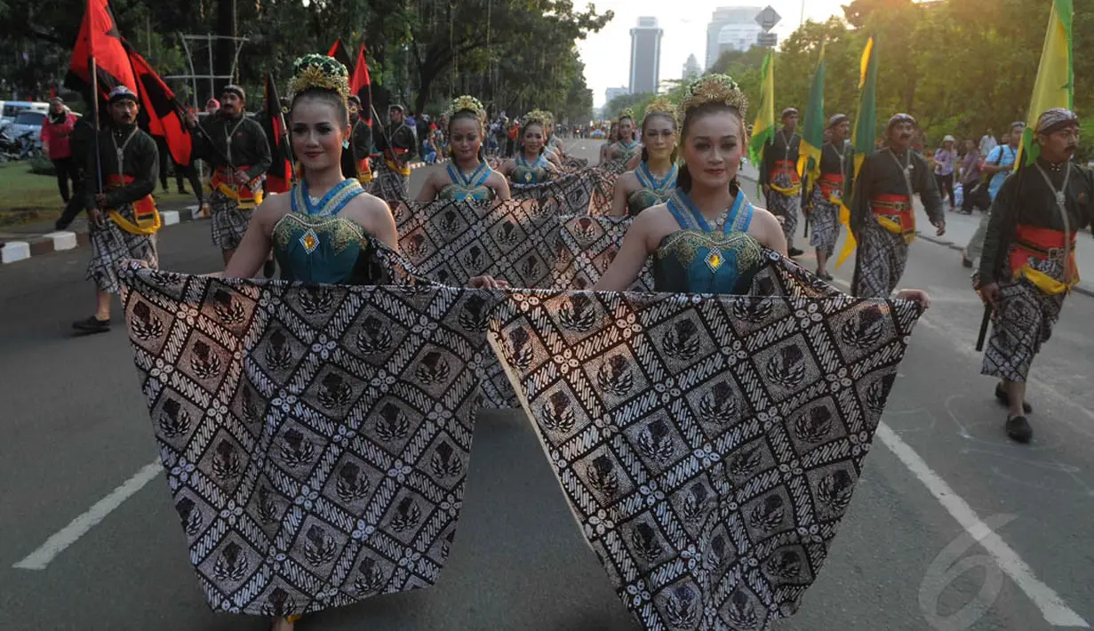Peserta Pawai Karnaval Budaya melintas di Jalan Medan Merdeka Barat, Jakarta, Senin (18/8/14). (Liputan6.com/Herman Zakharia)
