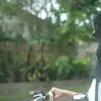 Shakira Jasmine unjuk suara merdu di lagu Tarik Ulur. Simak lirik lagunya di sini.