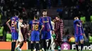 Bek Barcelona Spanyol Gerard Pique (tengah) dan rekan satu timnya bereaksi usai pertandingan melawan Galatasaray pada pertandingan leg pertama babak 16 besar Liga Europa di stadion Camp Nou di Barcelona (11/3/2022). Barcelona bermain imbang atas Galatasaray 0-0. (AFP/Lluis Gene)