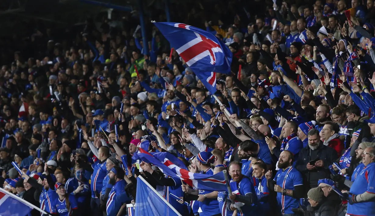Para suporter Islandia merayakan keberhasilan lolos ke Piala Dunia 2018 usai mengalahkan Kosovo di Reykjavik, Senin (9/10/2017). Islandia untuk pertama kali dalam sejarah lolos ke Piala Dunia. (AP/Brynjar Gunnarsson)