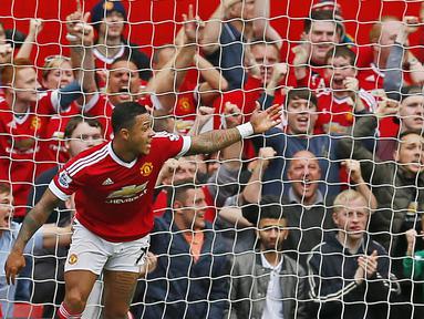 Pemain Manchester United, Memphis Depay merayakan gol yang dicetaknya ke gawang Sunderland pada laga Liga Inggris di Stadion Old Trafford, Manchester, Sabtu (26/9/2015). MU berhasil menang 3-0. (Action Images via Reuters/Jason Cairnduff)