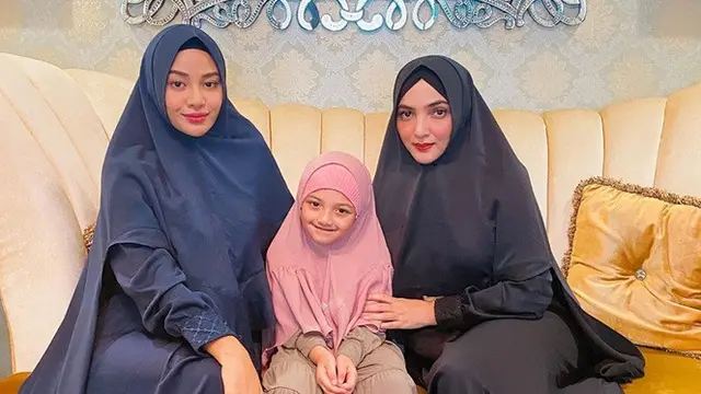 6 Potret Kompak Ashanty dan Arsy Saat Kenakan Hijab, Cantik dan Menawan
