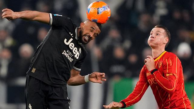 Pemain Juventus, Bremer (kiri), berduel dengan pemain Lecce, Francesco Camarda