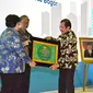 Kepala Dinas Lingkungan Hidup Kota Malang, Agoes Edi Putranto menerima plakat Adipura beberapa hari lalu (Humas Pemkot Malang)
