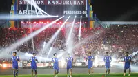 Para pemain Arema Cronus melakukan pemanasan jelang laga pembukaan Piala Jenderal Sudirman melawan Persegres G.U di Stadion Kanjuruhan, Malang, Selasa (10/11/2015). (Bola.com/Kevin Setiawan)