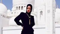 Wah! Rihanna Berhijab dan Pergi Ke Masjid