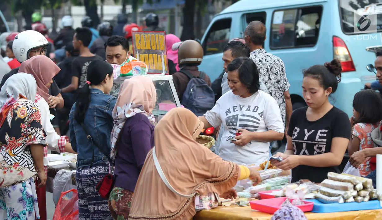 Warga memilih jajanan untuk berbuka puasa di sekitar Jalan Panjang Kelapa Dua, Jakarta, Selasa (7/5/2019). Beragam menu jajanan dijajakan pedagang musiman selama Ramadan. (Liputan6.com/Helmi Fithriansyah)