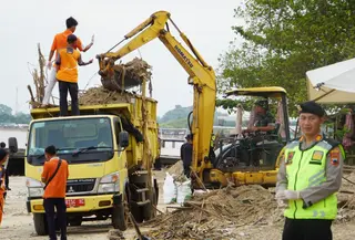 Sampah sisa banjir di pantai Jepara dibersihkan. (Liputan6.com/Arief Pramono)